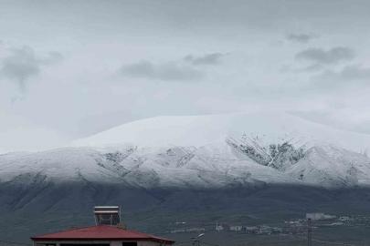 Iğdır Ovası’nı çevreleyen sıra dağlar yeniden beyaza büründü