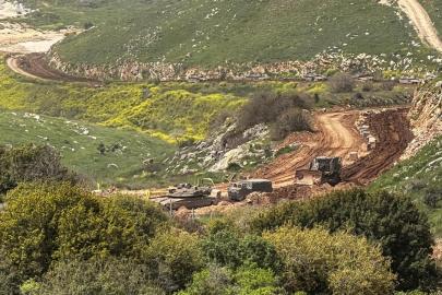 İşgalci İsrail ordusu, Lübnan'ın güneyinde sınır hattındaki evleri yıkmaya devam ediyor