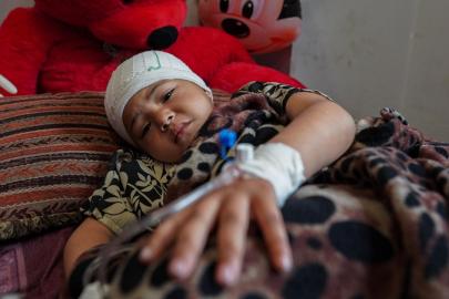 Katil İsrail'in Gazze'de hedef aldığı okulda yaralanan çocuk kısmi felç geçirdi