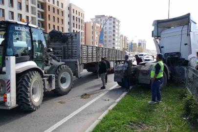 Malatya’da çekici refüje çıktı, trafik kilitlendi