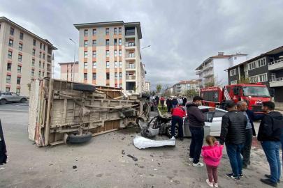 Malatya’da kamyonet ile otomobil çarpıştı: 2 yaralı