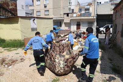 Mersin'de hayatını kaybeden kişilere ait evden bir kamyon çöp çıkarıldı