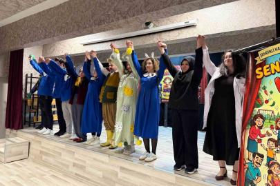Minik kalplere tiyatro dokunuşu: "Seni Yaramaz Virüs" oyunu büyük ilgi gördü