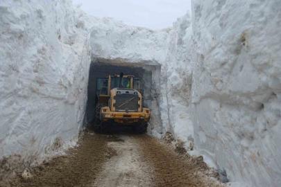 Nisan ayında 6 metreyi bulan karda yol açma çalışması