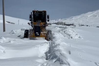 Nisan ayında kardan kapanan köy yolları açıldı