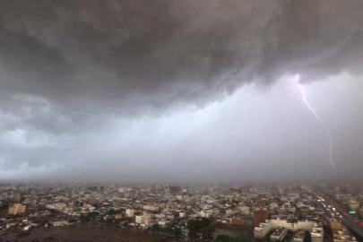 Suudi Arabistanda şiddetli yağış nedeniyle bazı bölgelerde eğitime ara