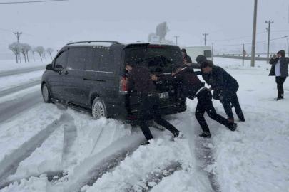 Tatvan’da nisan ayında şehir beyaza büründü