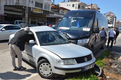 Tur minibüsüyle otomobil çarpıştı: 2 yaralı