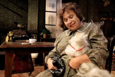 Türk tiyatrosunun usta ismi Feyha Çelenk vefat etti