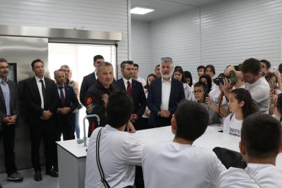 Türkiye'nin ilk astronotu Gezeravcı öğrencilerle buluştu