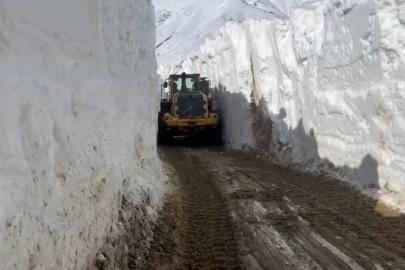 Yüksekova’da nisan ayında 6 metrelik kar tünelleri