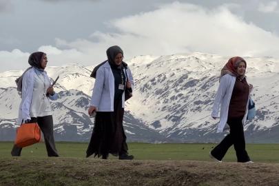 Yüksekova’nın fedakar ebeleri gebeler için yollarda