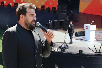 AK Parti'nin sahnesine çıkan Eser Yenenler'e her kesimden tepki var