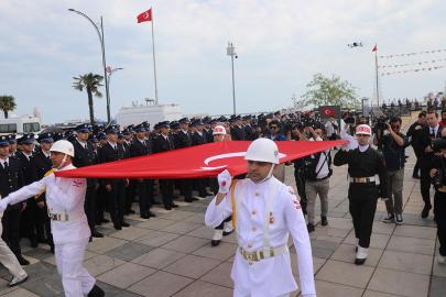 Atatürk'ü temsil eden bayrak Samsun'da karaya çıkarıldı