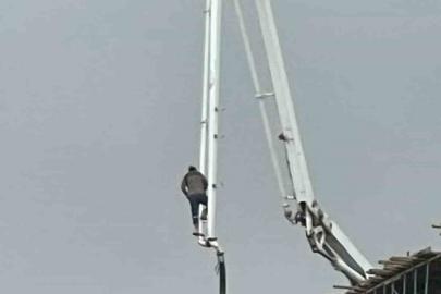 Beton pompasının üzerinde metrelerce yüksekliğe çıkan işçi, canını hiçe saydı
