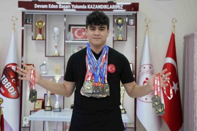 Dünya ve Türkiye dart şampiyonu Bedirhan Nas, 30 madalyaya ulaştı