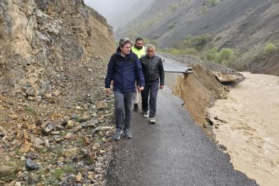 Erzincan Kemaliye’de sel hasarı: Yol çift yönlü kapatıldı