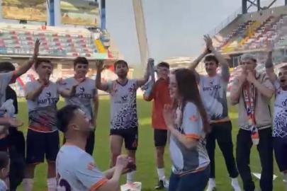 Futbolcu Berkay Akçin Şampiyonluk Kutlamasında Evlenme Teklif Etti