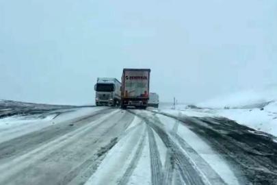 Kar ve tipi bastırdı, araçlar yolda kaldı