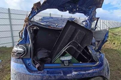 Kars’ta 3 kardeşin bulunduğu otomobil şarampole yuvarlandı: 1 ölü, 2 yaralı