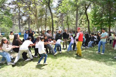Malatya'da düzenlenen "çocuk şenliği" renkli görüntülere sahne oldu