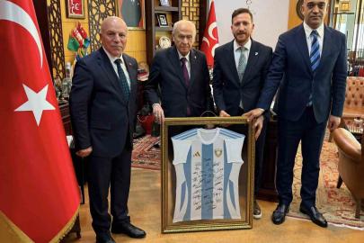 MHP lideri Bahçeli’ye Erzurumspor forması takdim edildi