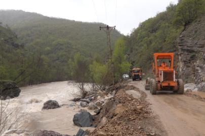 Munzur taşkını sonrası kapanan yol 2 günlük çalışmayla yeniden ulaşıma açıldı