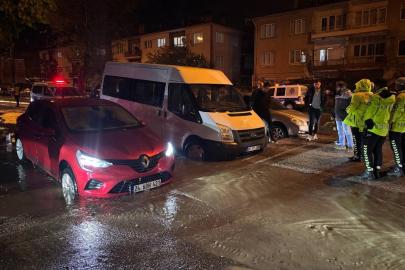 Önlem alınmadı, yağmurda çöken yolda araçlar çukura girdi