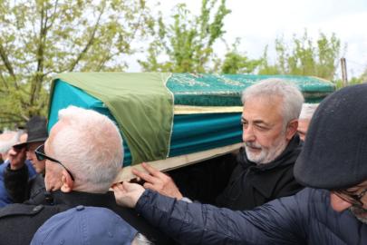 Oyuncu Mehmet Aslantuğ, annesini son yolculuğuna uğurladı