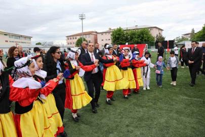 Vali Taşolar Kafkas oynadı, halay çekti