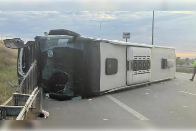 Yolcu otobüsü refüje çarpıp devrildi: 38 yaralı