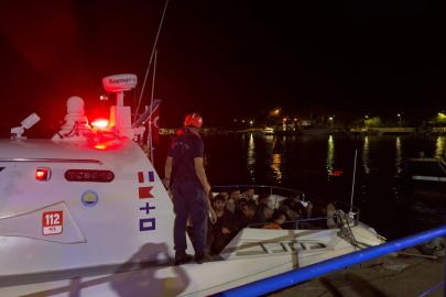 Çanakkale'de 36 düzensiz göçmen ile 2 göçmen kaçakçılığı şüphelisi yakalandı