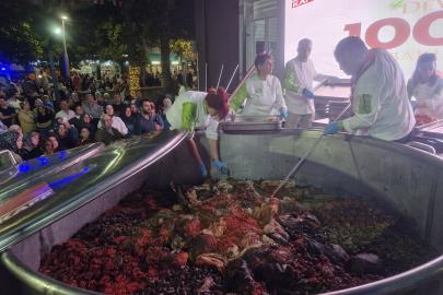 Dev kazanlarda 7 saatte pişti, vatandaşlara ikram edildi