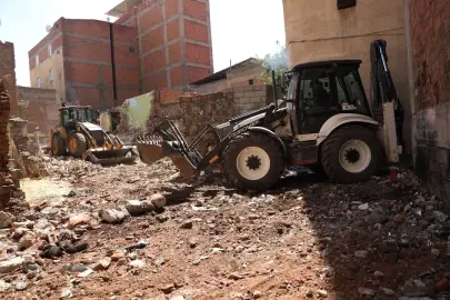 Diyarbakır Muradiye'de metruk binalar yıkılıyor