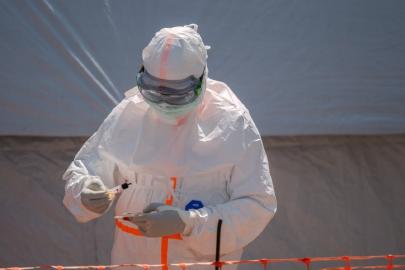 Ebola tedavi merkezinde daha fazla sağlık çalışanı greve gitti