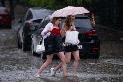 İstanbul'u süper hücre vurdu, bu saate etkili olacak. Su baskınlarına dikkat! 