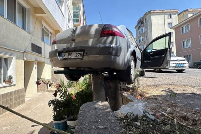 Kontrolden çıkan otomobil istinat duvarında askıda kaldı