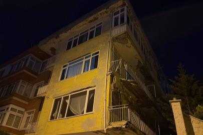Üsküdar'da balkon çöktü. 4 katlı bina mühürlendi
