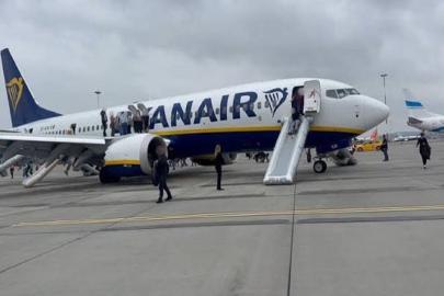Yunanistan'dan kalkan yolcu uçağı motor arızası nedeniyle acil iniş yaptı: 4 yaralı