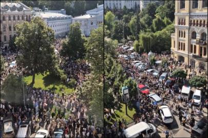 Zelenskiy'e Kiev'de protesto: Savunma bakanının görevden alınması tepki çekti