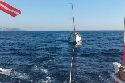 Fethiye açıklarında sürüklenen teknedeki 5 kişi kurtarıldı
