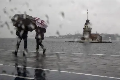 İstanbul Valiliği uyardı... Yağışlı sistem geliyor, sıcaklıklar 4 ila 6 derece düşecek