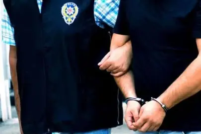 İzmir merkezli vatandaşlık soruşturmasında 3 şüpheli gözaltında