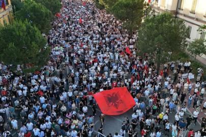 Arnavutluk'ta öğrenci protestoları büyüyerek devam ediiyor