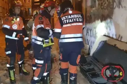 Beyoğlu’nda 5 katlı metruk çöktü! Göçükte kimseye rastlanmadı!