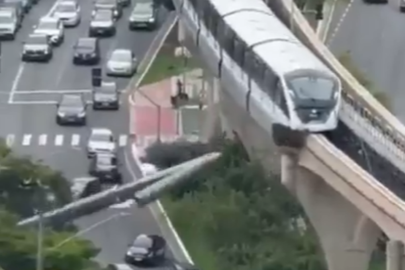 Brezilya'da rayların üzerine devrilen vince yolcu treni çarptı