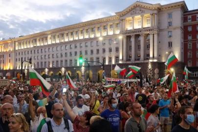 Sofya'da binlerce kişi Yotova ve Radev'i protesto etti