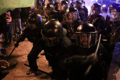 İspanya'da yağmaya karşı polis sokakta